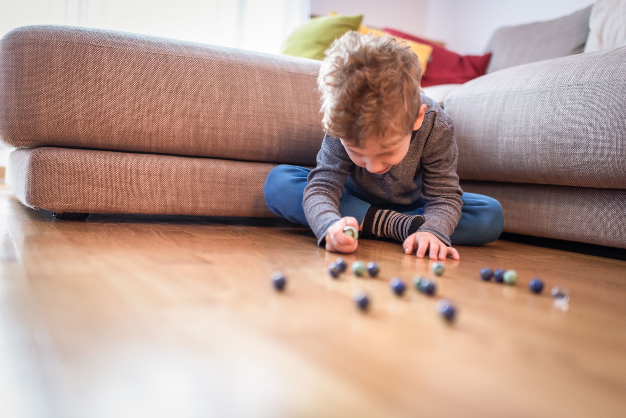 Jogo de bolinhas de gude é um ótimo jogo para crianças