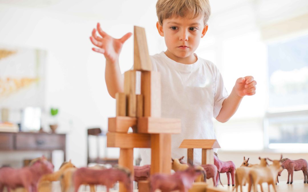 Dois meninos brincando com brinquedos na sala de jogos.